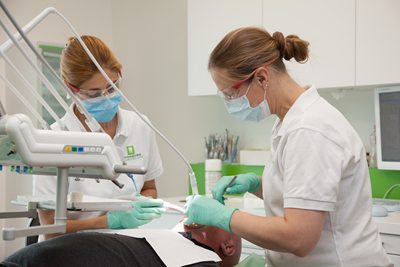 Tandarts en assistente tijdens een behandeling