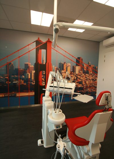 Behandelkamer met een fotowand van de Golden Gate Bridge